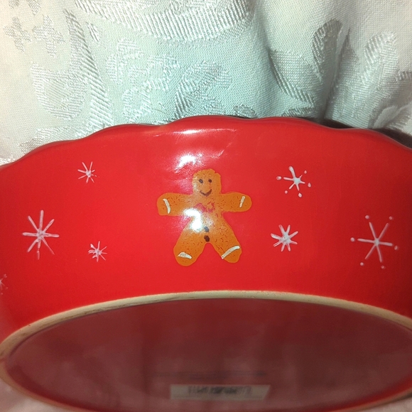 Gingerbread Man Holiday Red Ceramic Pie Plate - Picture 3 of 4
